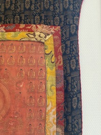 Thangka figurant Bouddha de M&eacute;decine ou Bhaishajyaguru entour&eacute; de Bouddhas Shakyamuni sur fond rouge, Tibet ou N&eacute;pal, 19/20&egrave;me