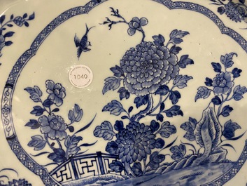 Een groot Chinees blauw-wit dienblad met rocaille handgrepen, Qianlong