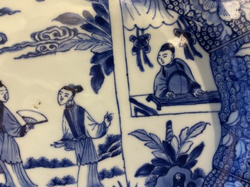 Paire de plats en porcelaine de Chine en bleu et blanc &agrave; d&eacute;cor d'une sc&egrave;ne du 'Xi Xiang Ji', Qianlong