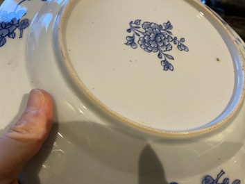 Paire de plats en porcelaine de Chine en bleu et blanc &agrave; d&eacute;cor d'une sc&egrave;ne du 'Xi Xiang Ji', Qianlong