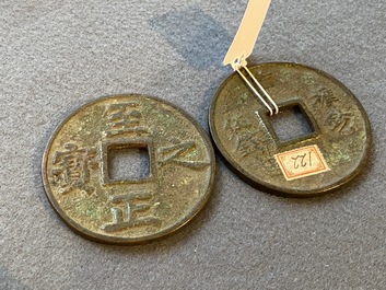 Een paar Chinese bronzen '5 Qian' munten, Yuan