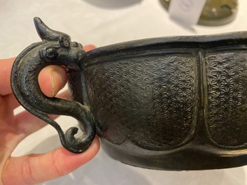 Een Chinese archa&iuml;sche bronzen wierookbrander met draken als handgrepen, Yuan