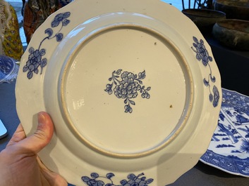 Paire de plats en porcelaine de Chine en bleu et blanc &agrave; d&eacute;cor d'une sc&egrave;ne du 'Xi Xiang Ji', Qianlong