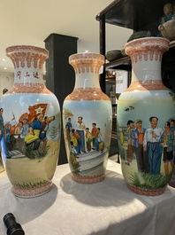 Trois vases en porcelaine de Chine &agrave; d&eacute;cor de la R&eacute;volution Culturelle, sign&eacute;s Zhang Wenchao 章文超 et dat&eacute;s 1967 et 1968