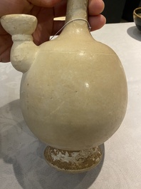 Een Chinese beige-wit-geglazuurde steengoed kundika, wellicht Tang