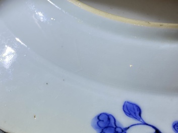 Paire de plats en porcelaine de Chine en bleu et blanc &agrave; d&eacute;cor d'une sc&egrave;ne du 'Xi Xiang Ji', Qianlong