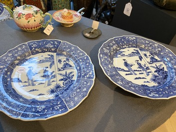 Paire de plats en porcelaine de Chine en bleu et blanc &agrave; d&eacute;cor d'une sc&egrave;ne du 'Xi Xiang Ji', Qianlong