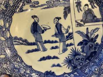 Paire de plats en porcelaine de Chine en bleu et blanc &agrave; d&eacute;cor d'une sc&egrave;ne du 'Xi Xiang Ji', Qianlong