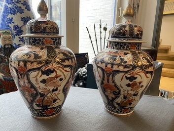 A pair of Japanese Imari vases and covers, Edo, 17/18th C.