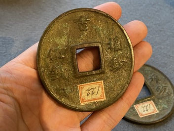 Een paar Chinese bronzen '5 Qian' munten, Yuan
