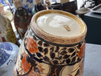 Paire de vases couverts en porcelaine Imari de Japon, Edo, 17/18&egrave;me