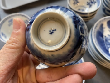 13 Chinese blauw-witte koppen en 10 schotels met een konijnenjacht, Qianlong merk, 19e eeuw