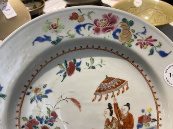Assiette en porcelaine de Chine famille rose &agrave; d&eacute;cor des 'Dames au parasol' d'apr&egrave;s Cornelis Pronk, Qianlong