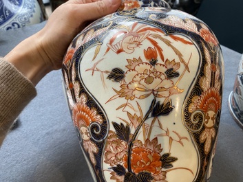 Een paar Japanse Imari dekselvazen, Edo, 17/18e eeuw