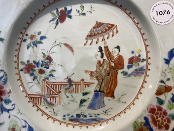 Een Chinees famille rose bord met 'Parasoldames' naar Cornelis Pronk, Qianlong