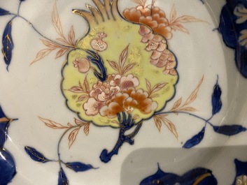 Twee paar Chinese famille rose borden en een vaas, Qianlong