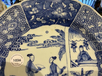 Paire de plats en porcelaine de Chine en bleu et blanc &agrave; d&eacute;cor d'une sc&egrave;ne du 'Xi Xiang Ji', Qianlong