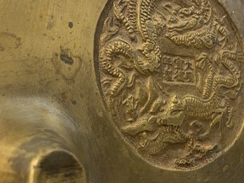 Drie Chinese bronzen wierookbranders, Xuande en Gu Shi 古式, Qing/Republiek