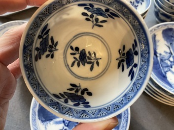 13 Chinese blauw-witte koppen en 10 schotels met een konijnenjacht, Qianlong merk, 19e eeuw