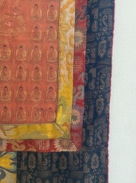 Een thangka met de genezende Boeddha of Bhaishajyaguru omringd door Shakyamuni Boeddhas op rode fondkleur, Tibet of Nepal, 19/20e eeuw