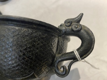 Een Chinese archa&iuml;sche bronzen wierookbrander met draken als handgrepen, Yuan