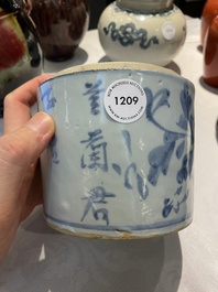 Een Koreaanse blauw-witte pot met floraal decor en kalligrafie, Joseon, 18e eeuw