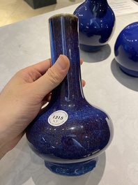 Trois vases de forme bouteille en porcelaine de Chine en bleu monochrome et &agrave; &eacute;mail flamb&eacute;, 19/20&egrave;me