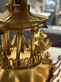 Garniture de chemin&eacute;e de style chinois &agrave; pendule en forme de pagode en bronze dor&eacute; &agrave; trois pi&egrave;ces, France, 19&egrave;me