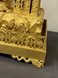 Garniture de chemin&eacute;e de style chinois &agrave; pendule en forme de pagode en bronze dor&eacute; &agrave; trois pi&egrave;ces, France, 19&egrave;me