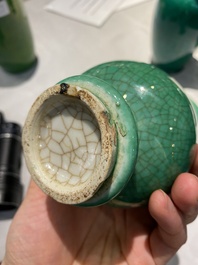 Quatre vases et un lave-pinceaux en porcelaine de Chine en vert monochrome, 19/20&egrave;me