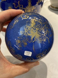 Trois vases en porcelaine de Chine en bleu et blanc, bleu poudr&eacute; et &agrave; fond craquel&eacute;, 19&egrave;me