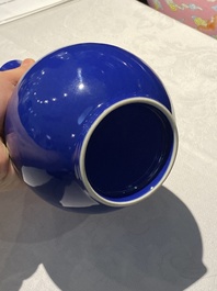 Trois vases de forme bouteille en porcelaine de Chine en bleu monochrome et &agrave; &eacute;mail flamb&eacute;, 19/20&egrave;me