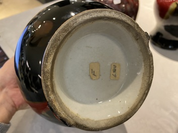 Trois vases en porcelaine de Chine &agrave; &eacute;mail flamb&eacute;, 19/20&egrave;me