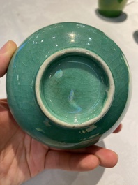 Quatre vases et un lave-pinceaux en porcelaine de Chine en vert monochrome, 19/20&egrave;me