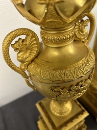 Een indrukwekkende driedelige vergulde bronzen klokgarnituur met chinoiserie decor, Frankrijk, 19e eeuw