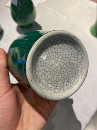 Quatre vases et un lave-pinceaux en porcelaine de Chine en vert monochrome, 19/20&egrave;me
