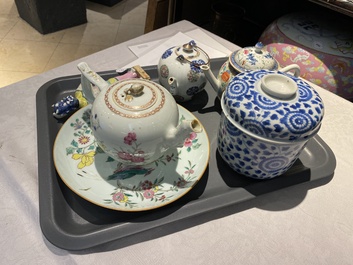 Six pi&egrave;ces en porcelaine de Chine en bleu et blanc et famille rose, Kangxi et post&eacute;rieur