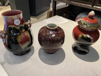 Trois vases en porcelaine de Chine &agrave; &eacute;mail flamb&eacute;, 19/20&egrave;me