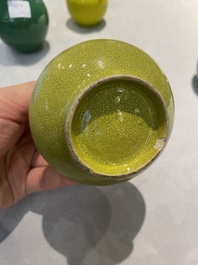 Quatre vases de forme bouteille en porcelaine de Chine en jaune et vert monochrome, 19/20&egrave;me