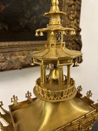 Garniture de chemin&eacute;e de style chinois &agrave; pendule en forme de pagode en bronze dor&eacute; &agrave; trois pi&egrave;ces, France, 19&egrave;me