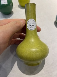 Vier Chinese monochrome gele en groene flesvormige vaasjes, 19/20e eeuw