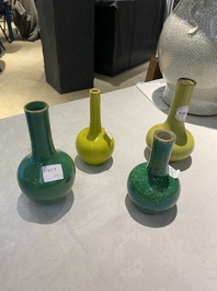 Quatre vases de forme bouteille en porcelaine de Chine en jaune et vert monochrome, 19/20&egrave;me