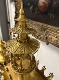 Een indrukwekkende driedelige vergulde bronzen klokgarnituur met chinoiserie decor, Frankrijk, 19e eeuw