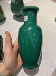 Quatre vases et un lave-pinceaux en porcelaine de Chine en vert monochrome, 19/20&egrave;me