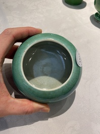 Quatre vases et un lave-pinceaux en porcelaine de Chine en vert monochrome, 19/20&egrave;me