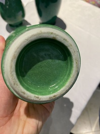 Quatre vases et un lave-pinceaux en porcelaine de Chine en vert monochrome, 19/20&egrave;me