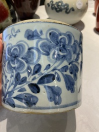Pot en porcelaine de Cor&eacute;e en bleu et blanc &agrave; d&eacute;cor floral et calligraphie, Jos&eacute;on, 18&egrave;me