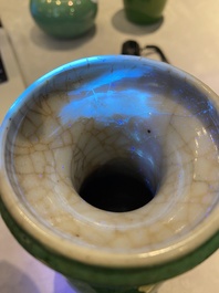 Quatre vases et un lave-pinceaux en porcelaine de Chine en vert monochrome, 19/20&egrave;me