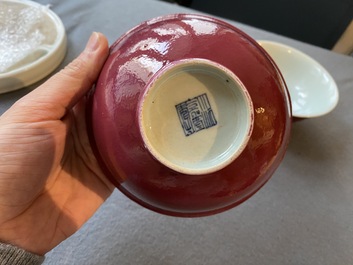 Een paar Chinese monochrome robijnrode kommen, Jiaqing merk en periode