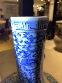 Drie Chinese vazen met blauw-wit, craquel&eacute; en poederblauw glazuur, 19e eeuw